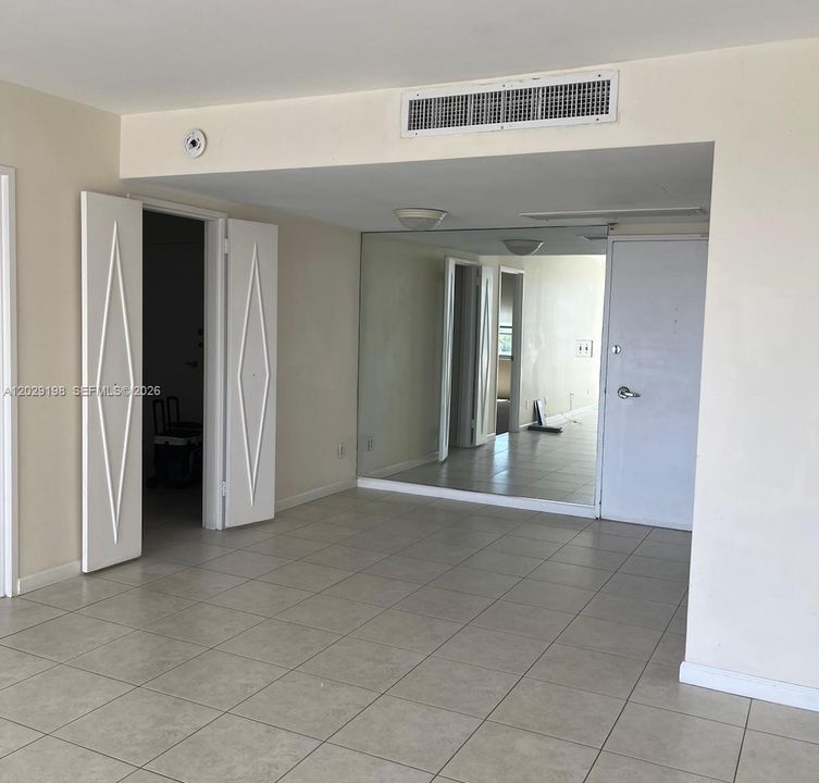 For Rent: $2,900 (1 beds, 1 baths, 910 Square Feet)