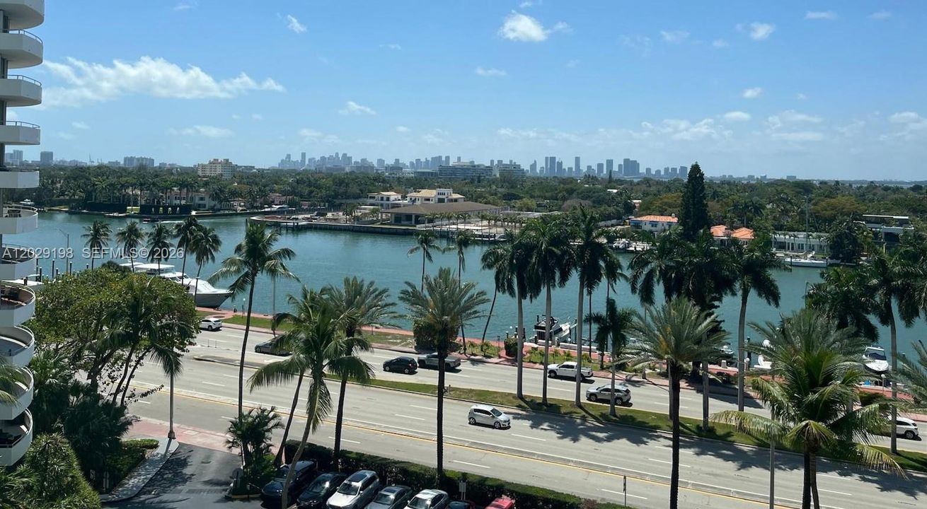 For Rent: $2,900 (1 beds, 1 baths, 910 Square Feet)
