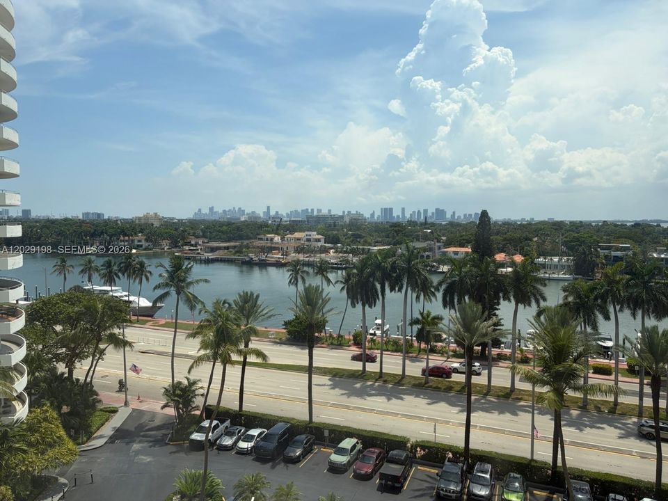 For Rent: $2,900 (1 beds, 1 baths, 910 Square Feet)