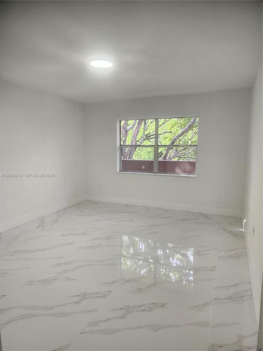 For Sale: $345,000 (1 beds, 1 baths, 898 Square Feet)