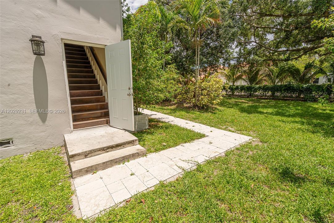 ENTRY TO 2ND FLOOR