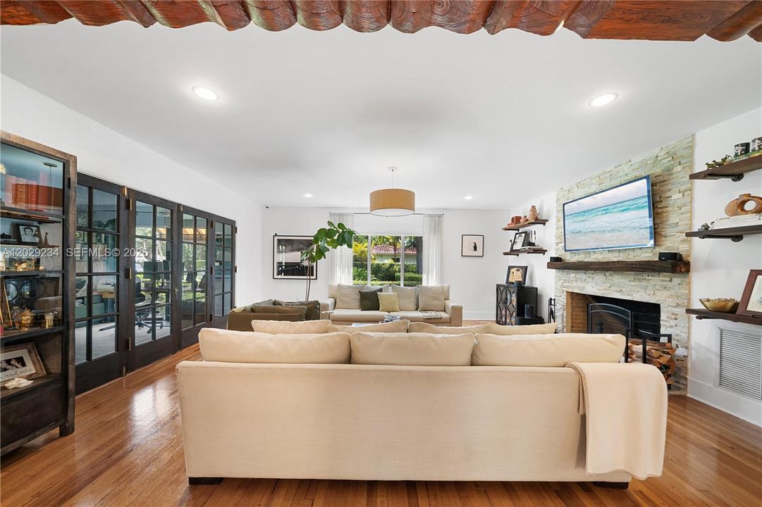 For Sale: $2,600,000 (3 beds, 3 baths, 2515 Square Feet)