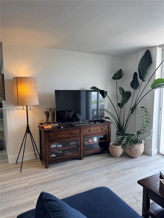 For Rent: $2,450 (2 beds, 2 baths, 963 Square Feet)