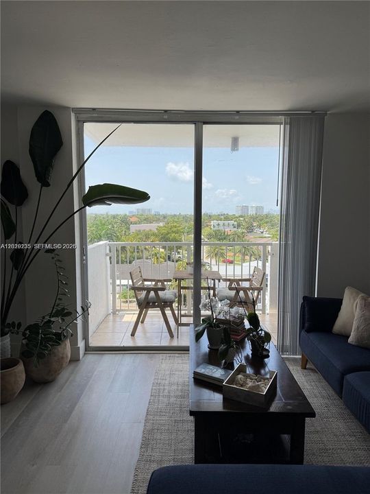 For Rent: $2,450 (2 beds, 2 baths, 963 Square Feet)
