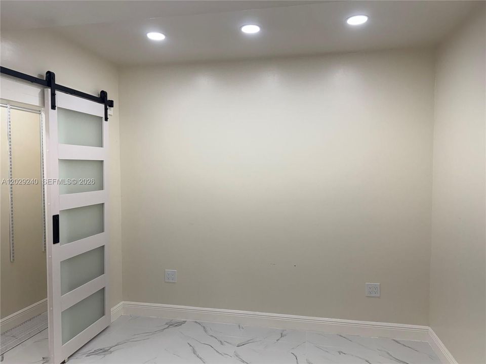 Active With Contract: $1,350 (1 beds, 1 baths, 300 Square Feet)
