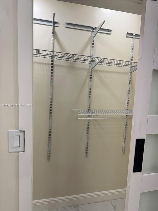 Active With Contract: $1,350 (1 beds, 1 baths, 300 Square Feet)