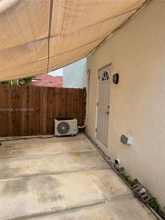 Active With Contract: $1,350 (1 beds, 1 baths, 300 Square Feet)