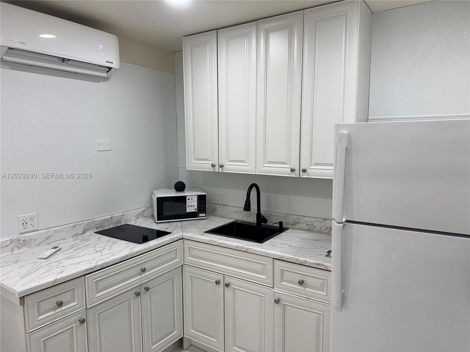 Active With Contract: $1,350 (1 beds, 1 baths, 300 Square Feet)