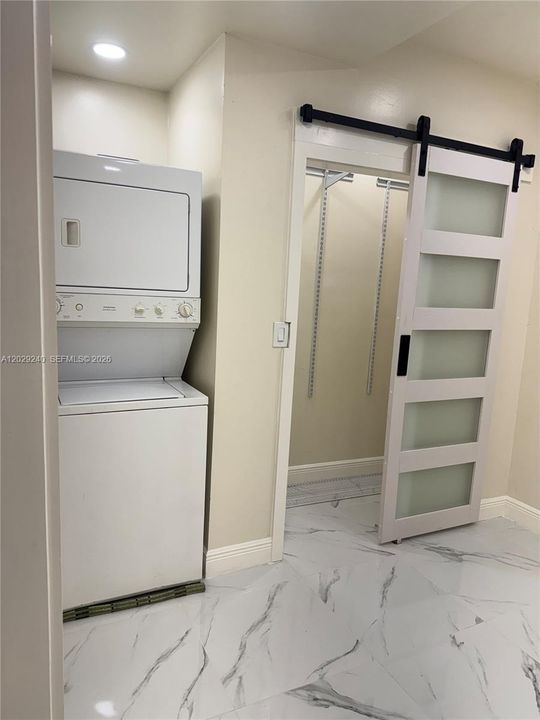 Active With Contract: $1,350 (1 beds, 1 baths, 300 Square Feet)