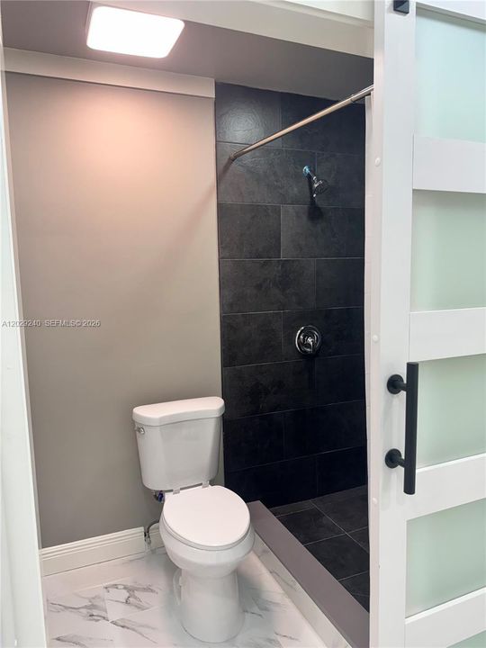 Active With Contract: $1,350 (1 beds, 1 baths, 300 Square Feet)