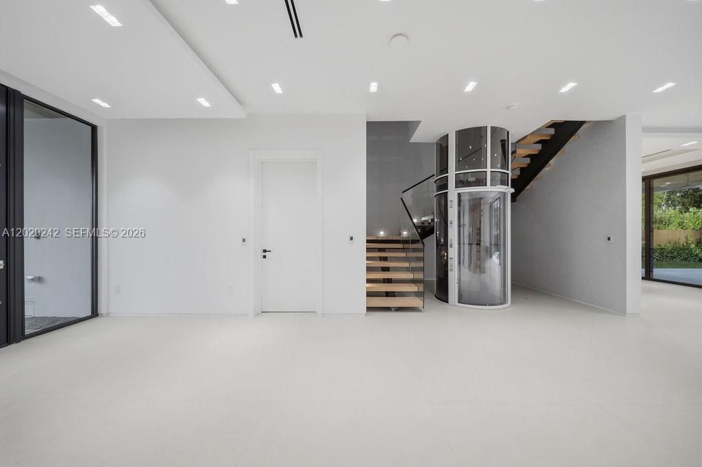 For Sale: $5,950,000 (5 beds, 7 baths, 4644 Square Feet)
