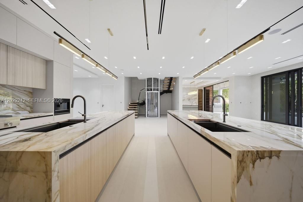 For Sale: $5,950,000 (5 beds, 7 baths, 4644 Square Feet)