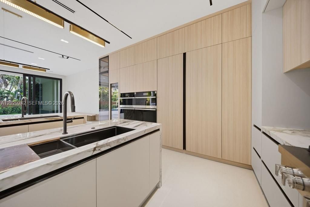 For Sale: $5,950,000 (5 beds, 7 baths, 4644 Square Feet)