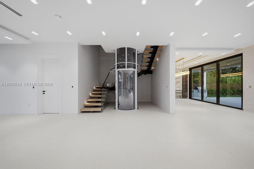 For Sale: $5,950,000 (5 beds, 7 baths, 4644 Square Feet)
