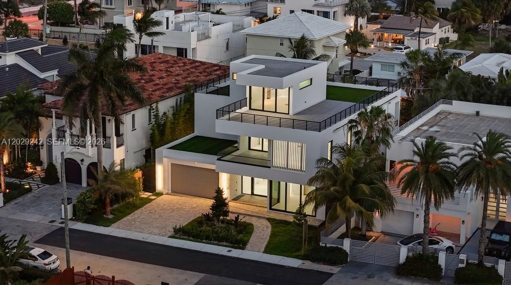 For Sale: $5,950,000 (5 beds, 7 baths, 4644 Square Feet)