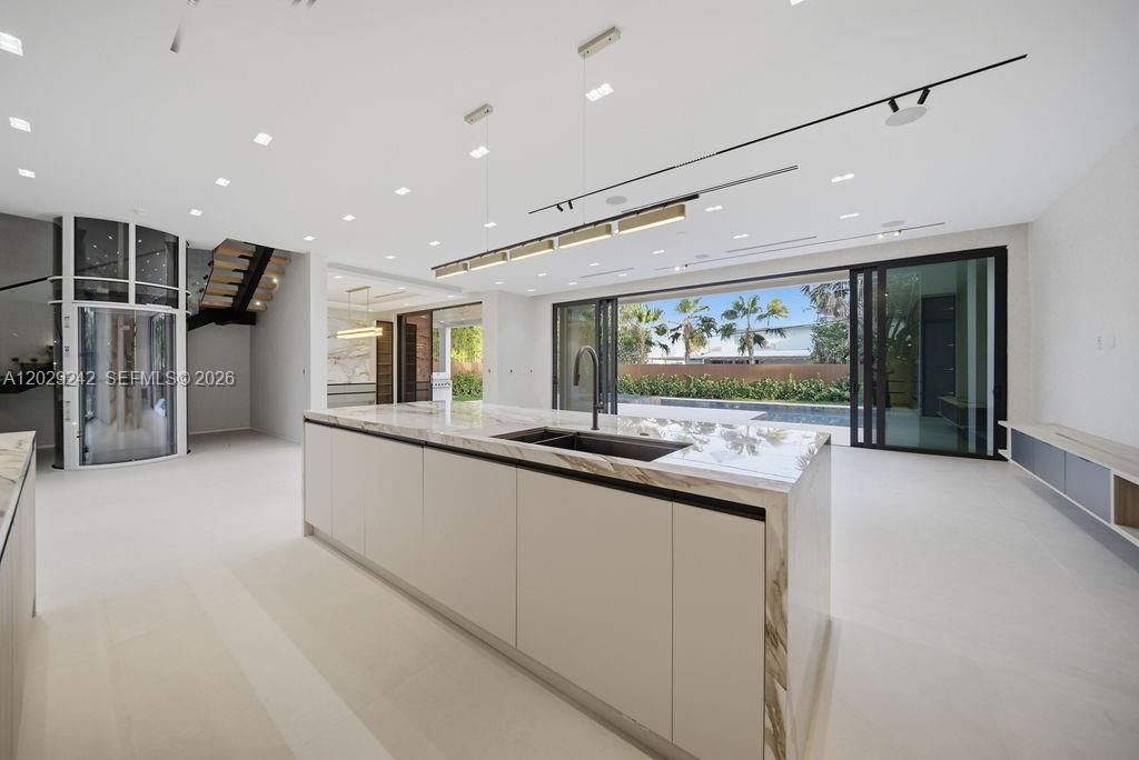 For Sale: $5,950,000 (5 beds, 7 baths, 4644 Square Feet)