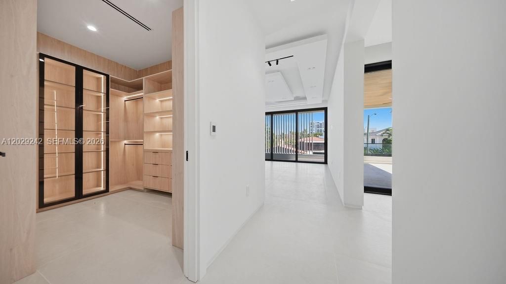 For Sale: $5,950,000 (5 beds, 7 baths, 4644 Square Feet)