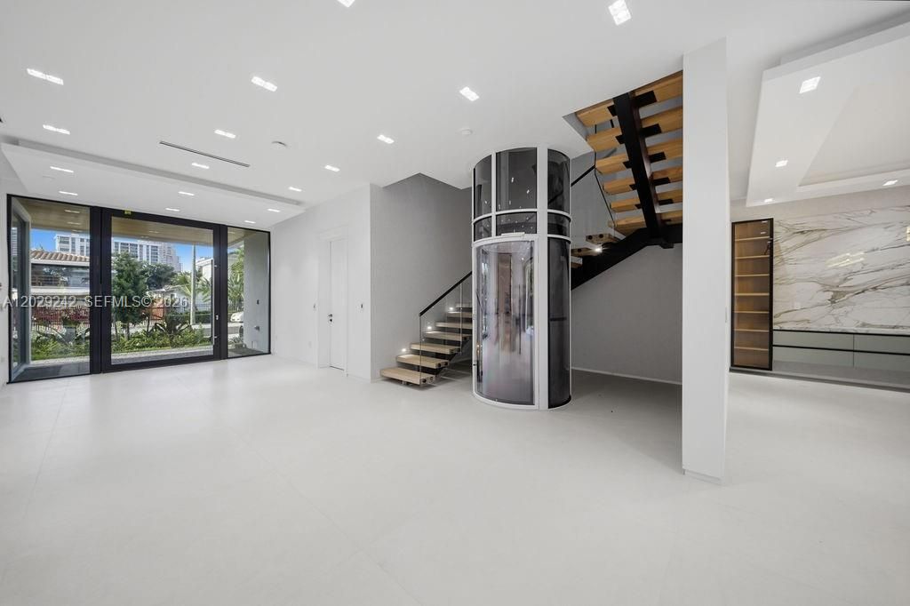 For Sale: $5,950,000 (5 beds, 7 baths, 4644 Square Feet)