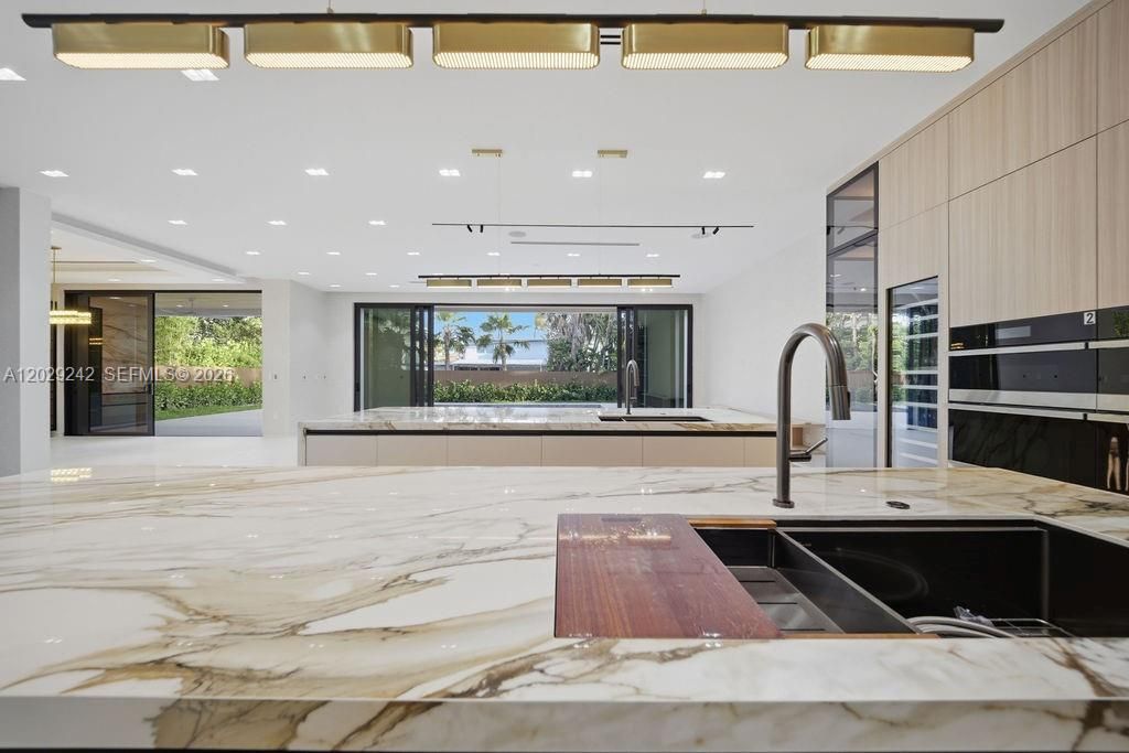For Sale: $5,950,000 (5 beds, 7 baths, 4644 Square Feet)