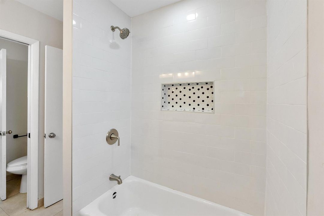 620_N_66th_Ave_012