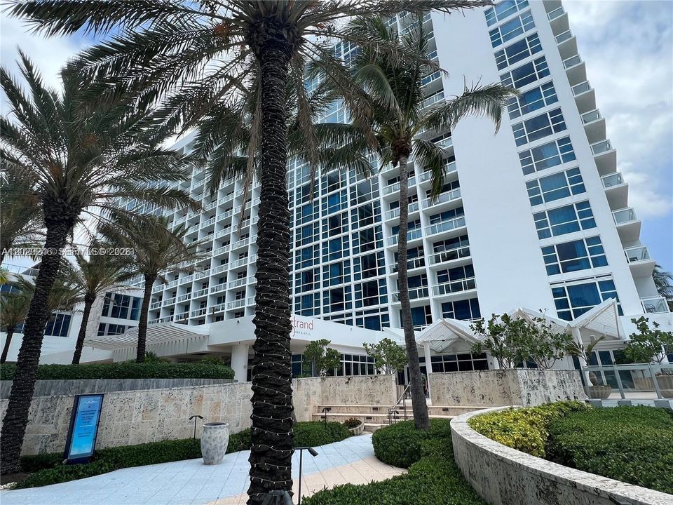 For Rent: $5,000 (1 beds, 1 baths, 757 Square Feet)