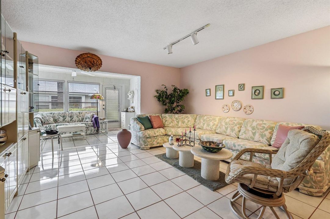 3-web-or-mls-Holyoke Ln-S3105-004