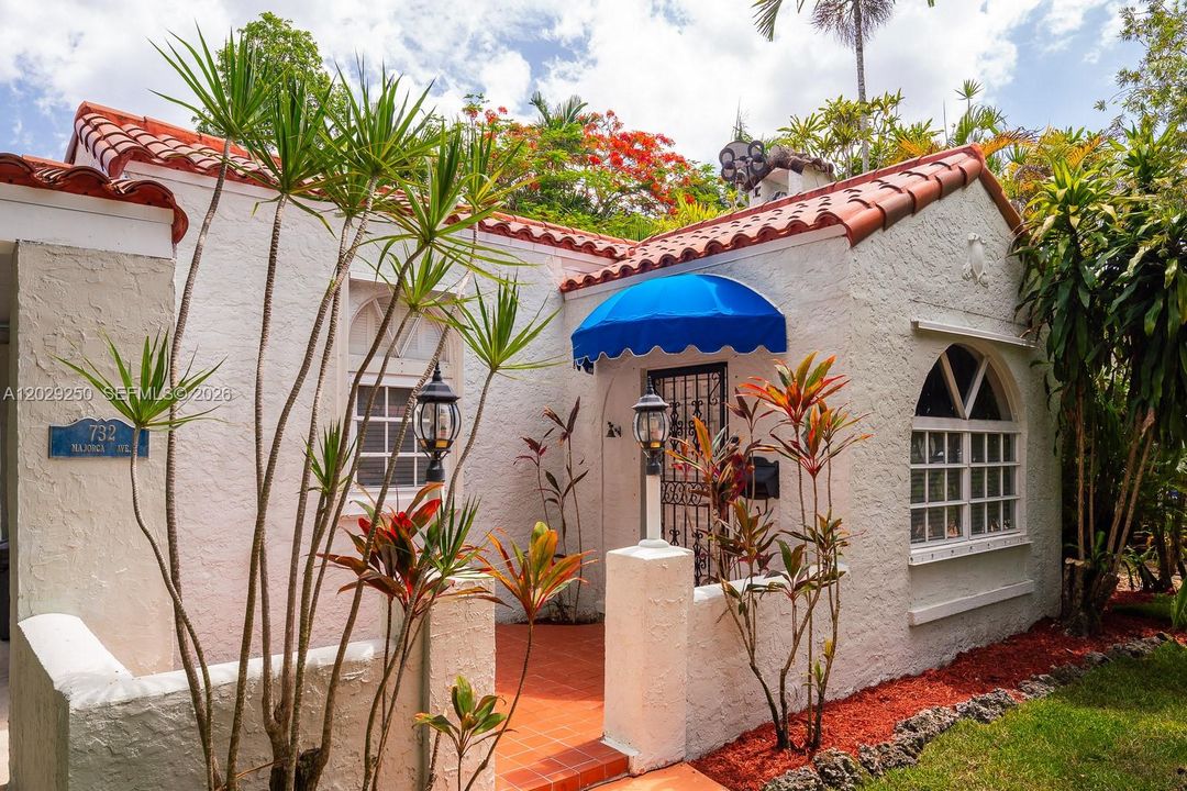 For Sale: $1,199,000 (2 beds, 1 baths, 1247 Square Feet)