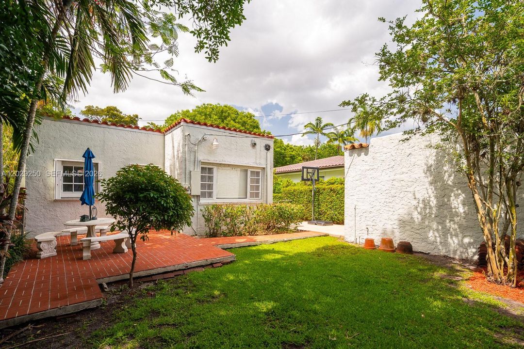 For Sale: $1,199,000 (2 beds, 1 baths, 1247 Square Feet)