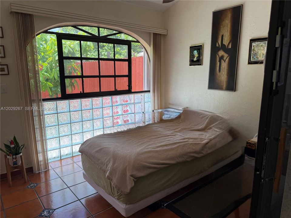 Active With Contract: $460,000 (2 beds, 2 baths, 1050 Square Feet)