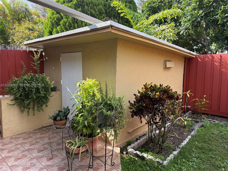 Active With Contract: $460,000 (2 beds, 2 baths, 1050 Square Feet)