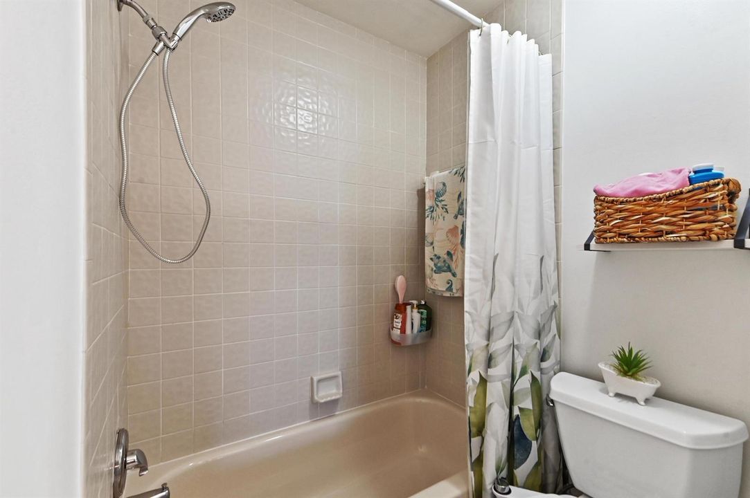 23 Bathroom 03