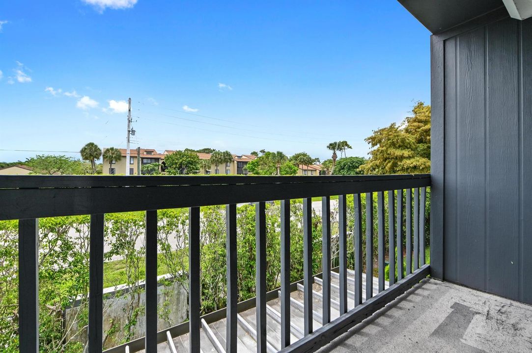 20 Balcony 01
