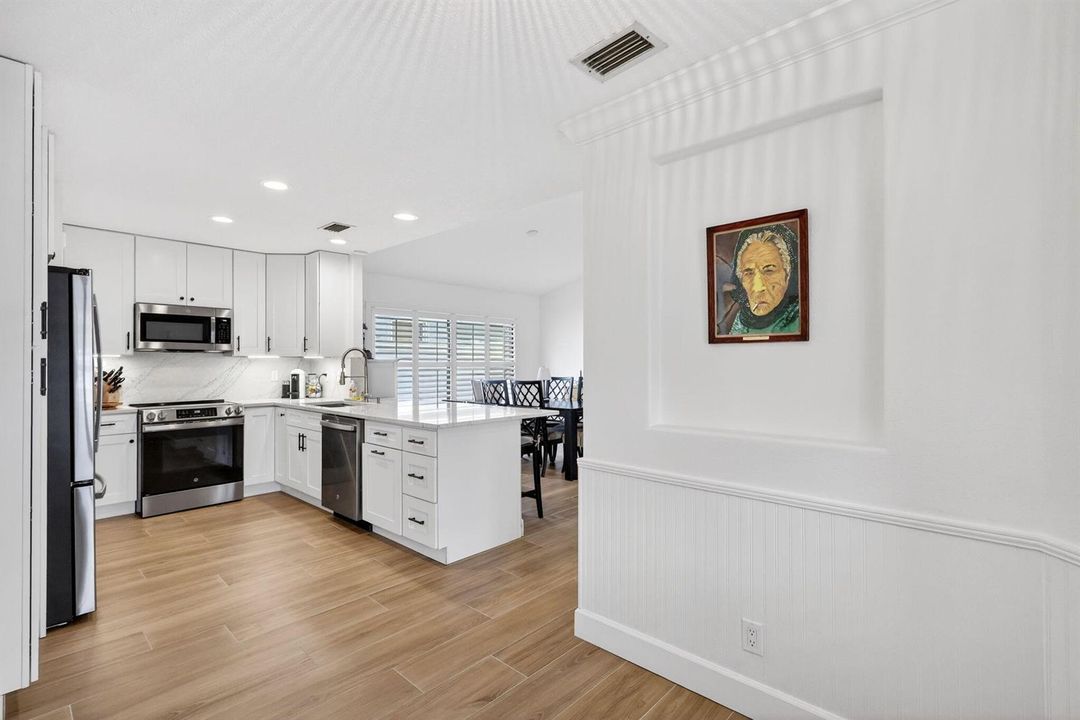 Breakfast Area & Kitchen