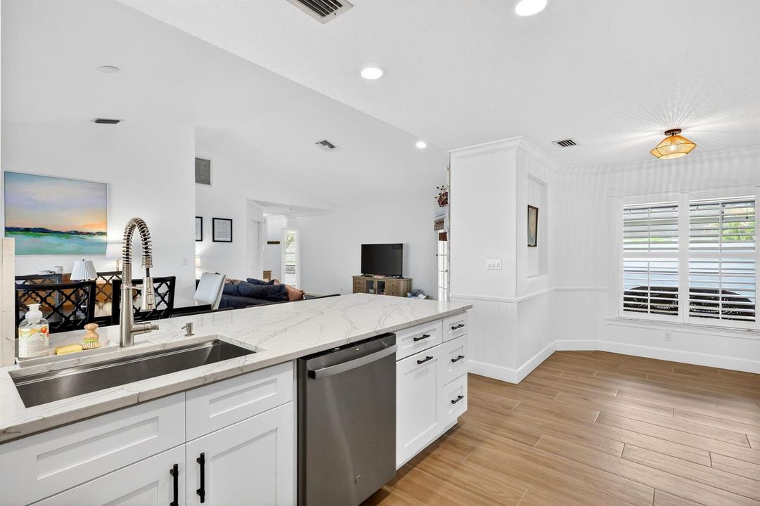 Kitchen & Breakfast Area