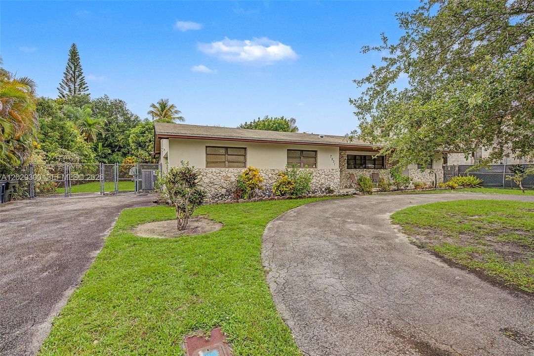 Active With Contract: $1,950,000 (0.29 acres)