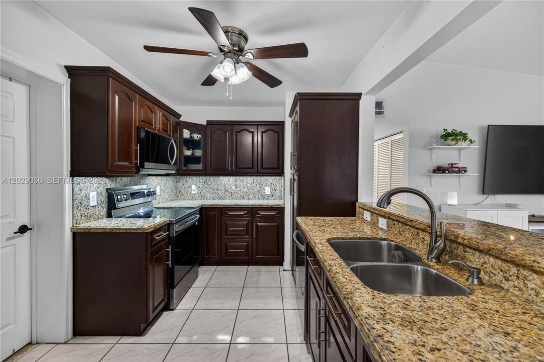 For Rent: $4,200 (3 beds, 3 baths, 1516 Square Feet)