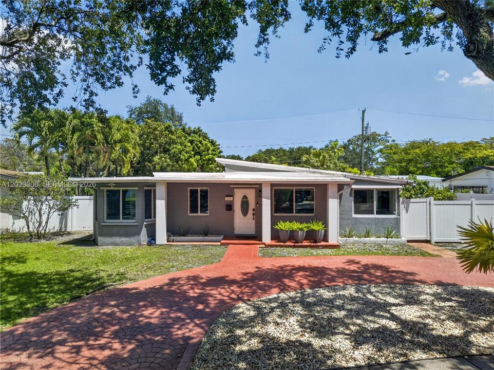 For Rent: $4,200 (3 beds, 3 baths, 1516 Square Feet)