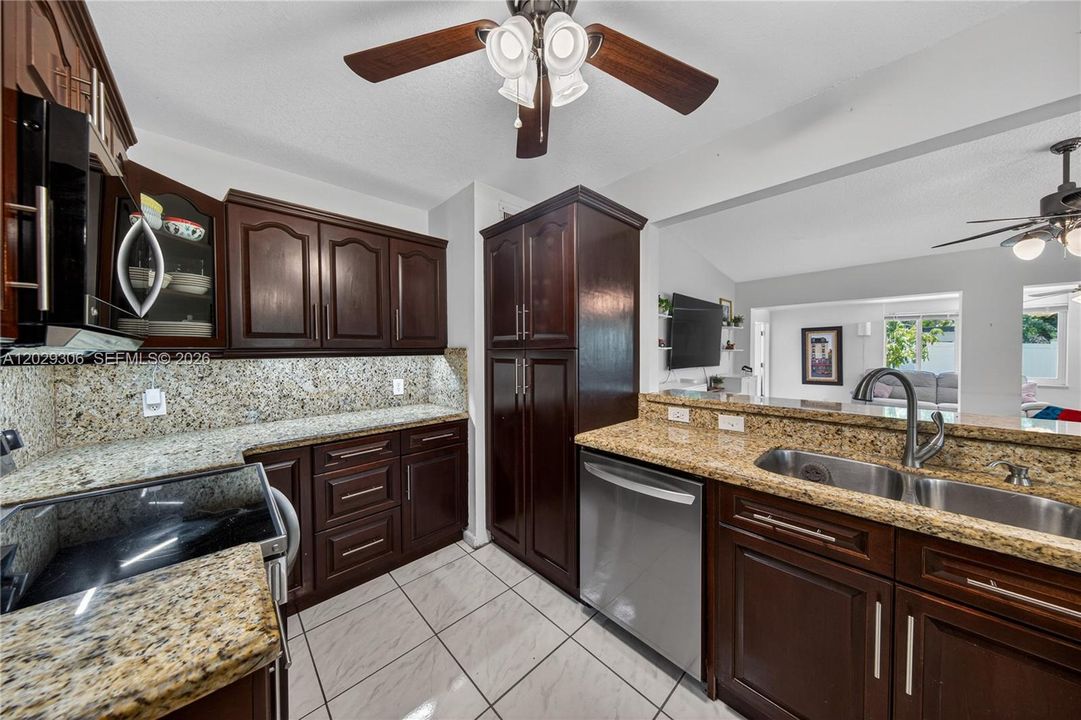 For Rent: $4,200 (3 beds, 3 baths, 1516 Square Feet)