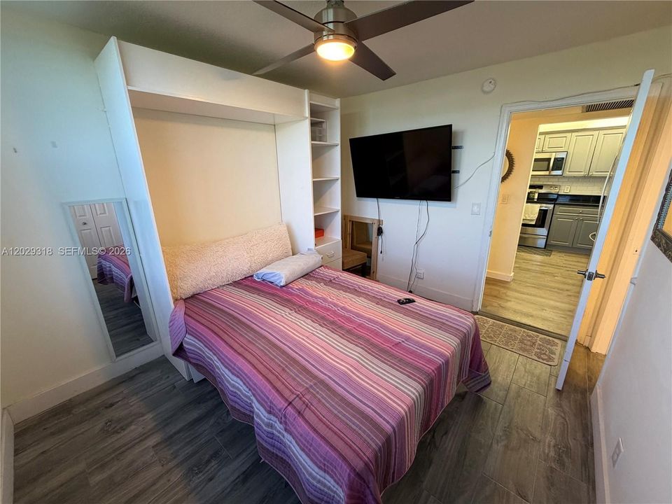 Activo con contrato: $2,050 (2 camas, 2 baños, 1100 Pies cuadrados)