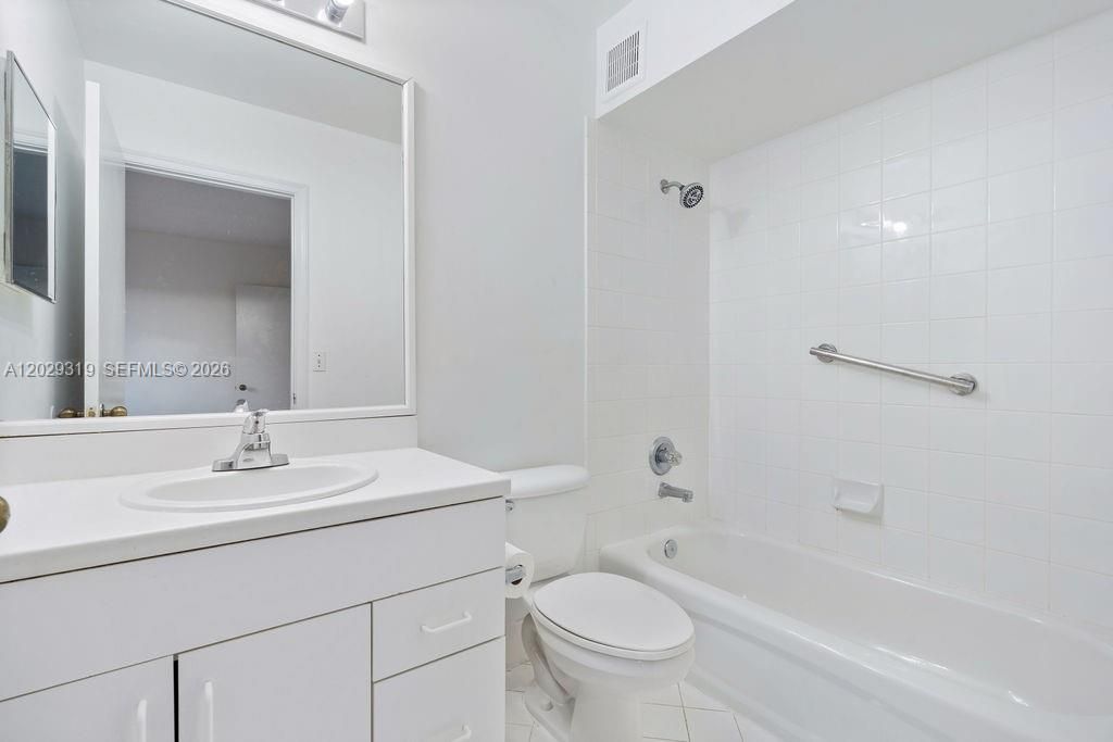 Под контрактом: $2,950 (2 спален, 2 ванн, 1131 Квадратных фут)