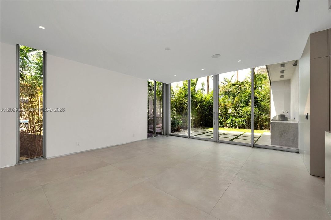 For Sale: $7,850,000 (6 beds, 6 baths, 5350 Square Feet)
