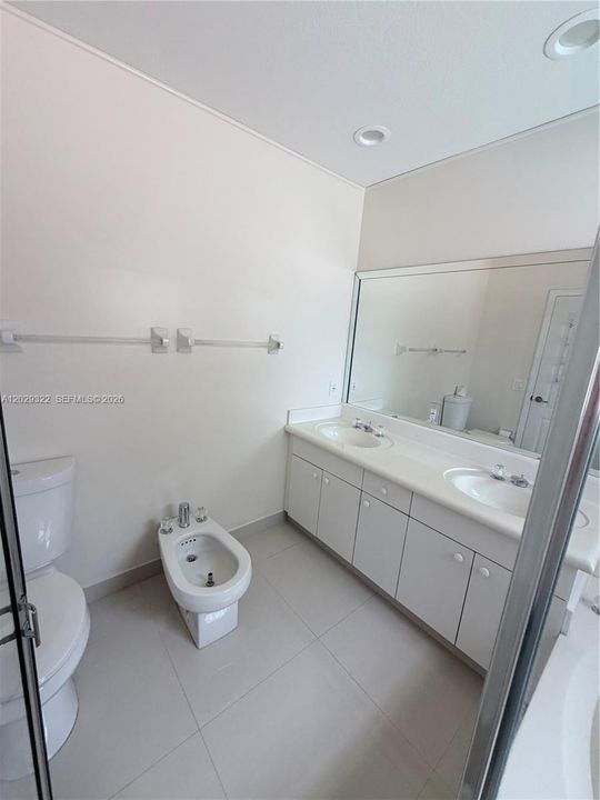 Под контрактом: $759,000 (4 спален, 3 ванн, 1908 Квадратных фут)