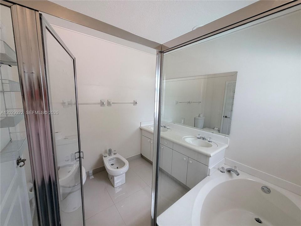 Под контрактом: $759,000 (4 спален, 3 ванн, 1908 Квадратных фут)