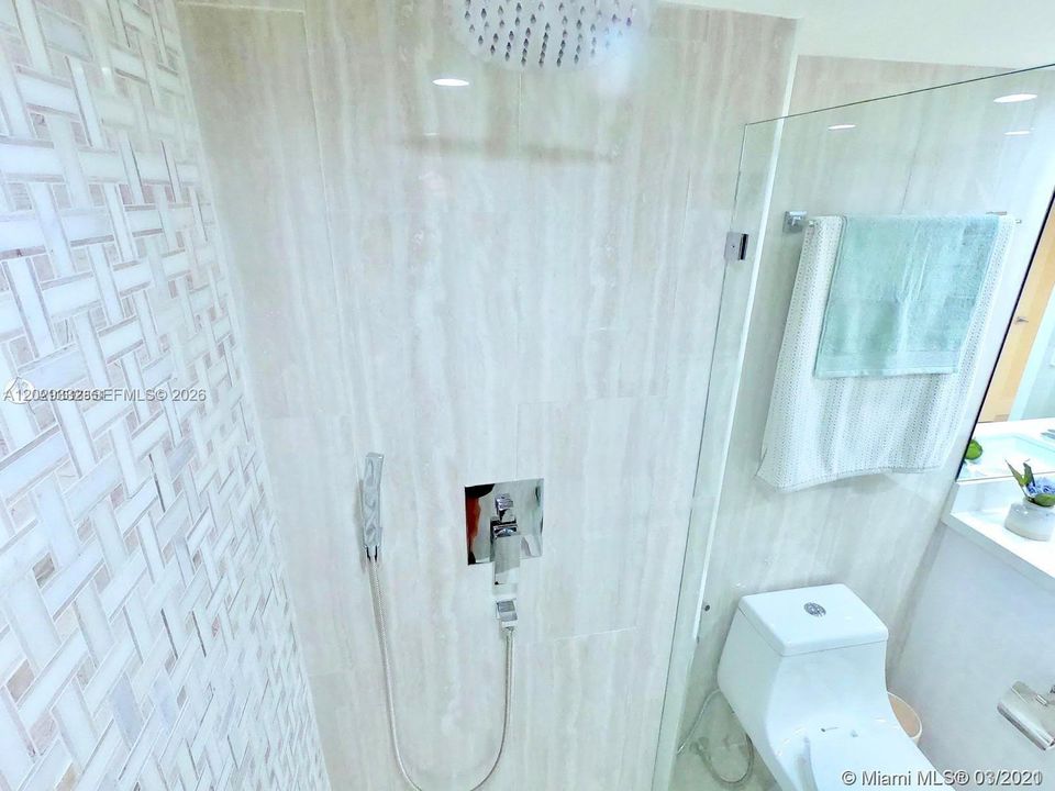Под контрактом: $5,500 (3 спален, 3 ванн, 1600 Квадратных фут)