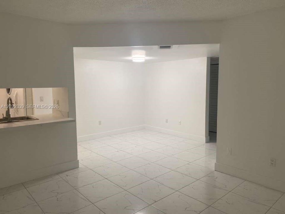 Active With Contract: $2,000 (2 beds, 2 baths, 750 Square Feet)