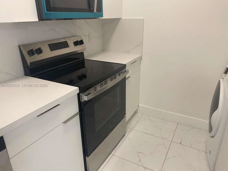 Active With Contract: $2,000 (2 beds, 2 baths, 750 Square Feet)