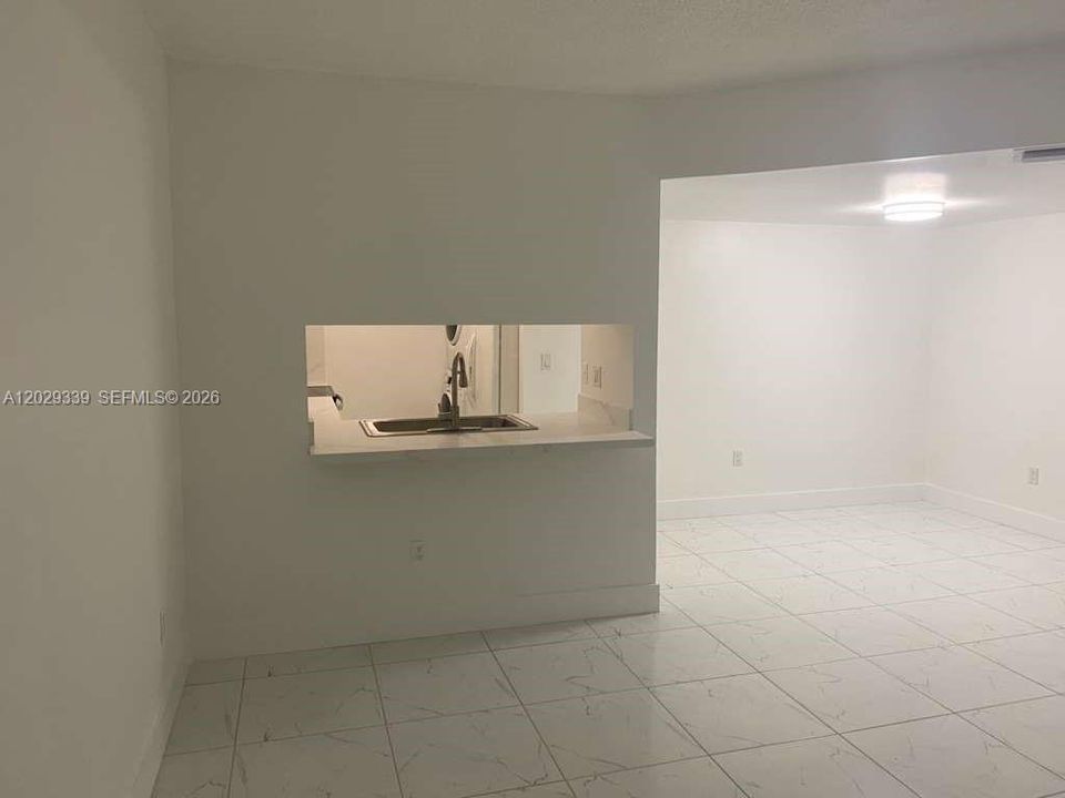 Active With Contract: $2,000 (2 beds, 2 baths, 750 Square Feet)