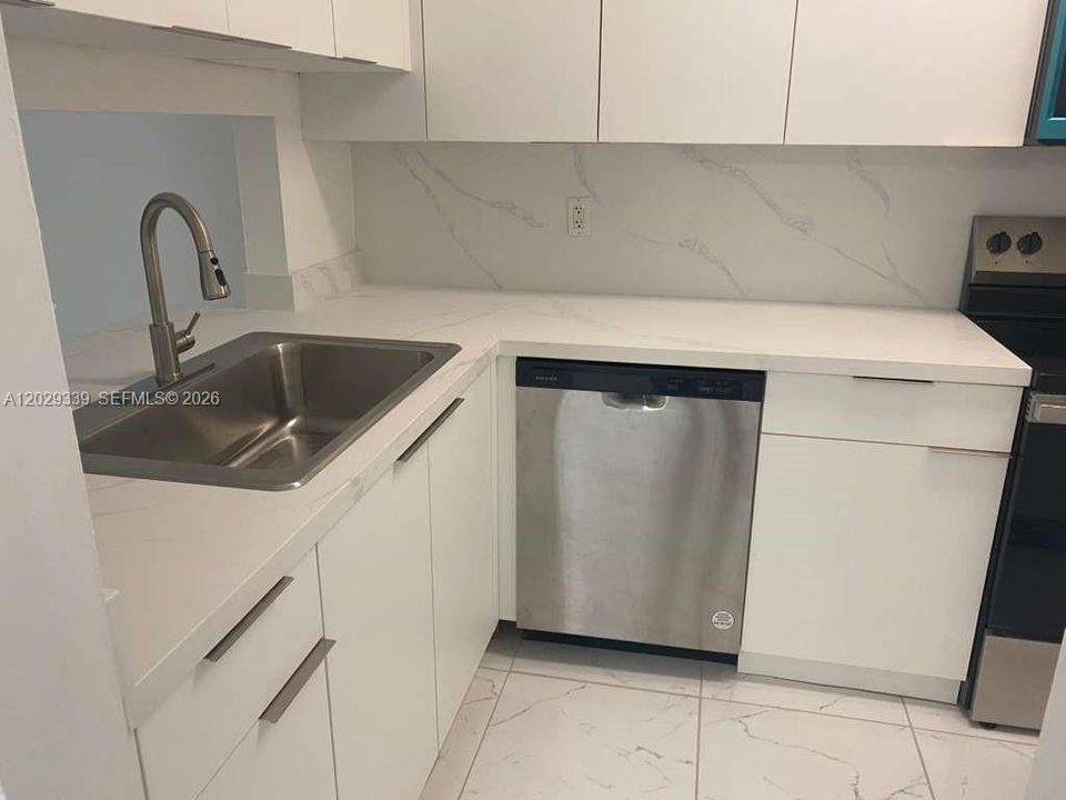 Active With Contract: $2,000 (2 beds, 2 baths, 750 Square Feet)