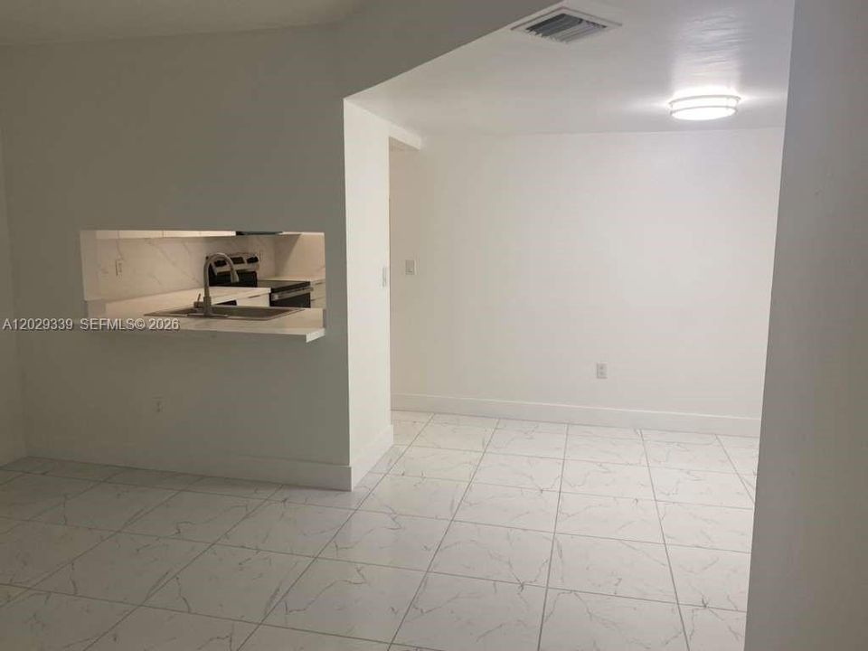 Active With Contract: $2,000 (2 beds, 2 baths, 750 Square Feet)