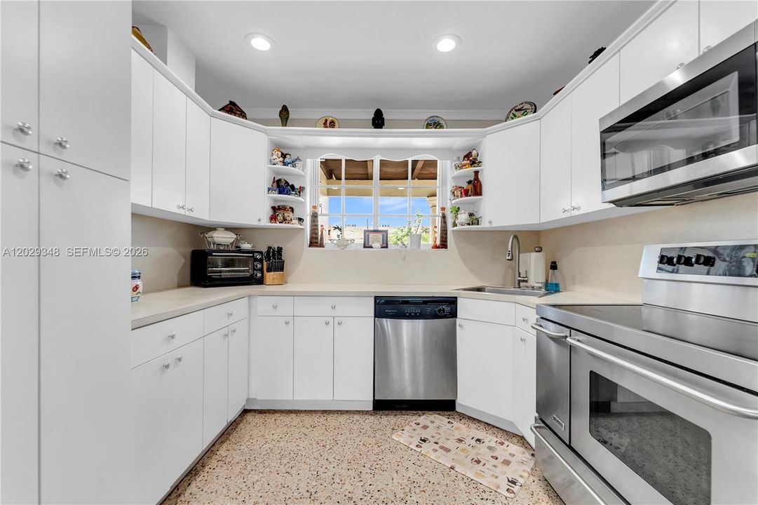 For Sale: $799,999 (4 beds, 3 baths, 1560 Square Feet)